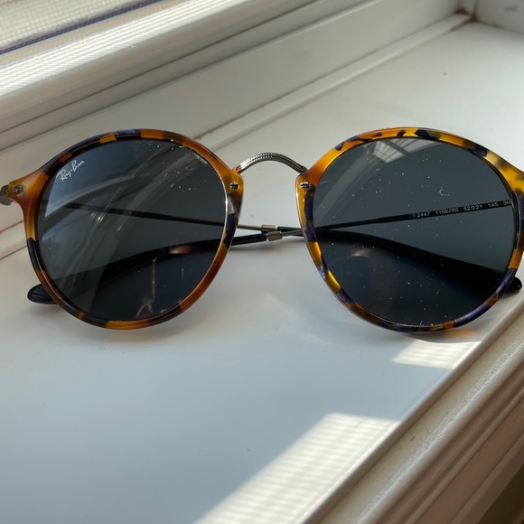 Ray Ban Unisex Round Fleck Sunglasses - Picture 1 of 3